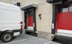 Uszczelnienie-bram-BBS-Ochrona-przeladunku-samochodow-dostawczych