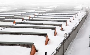Logistyka-usuwania-nadmiaru-sniegu-na-dachach-hal-wielkopowierzchniowych-iStock