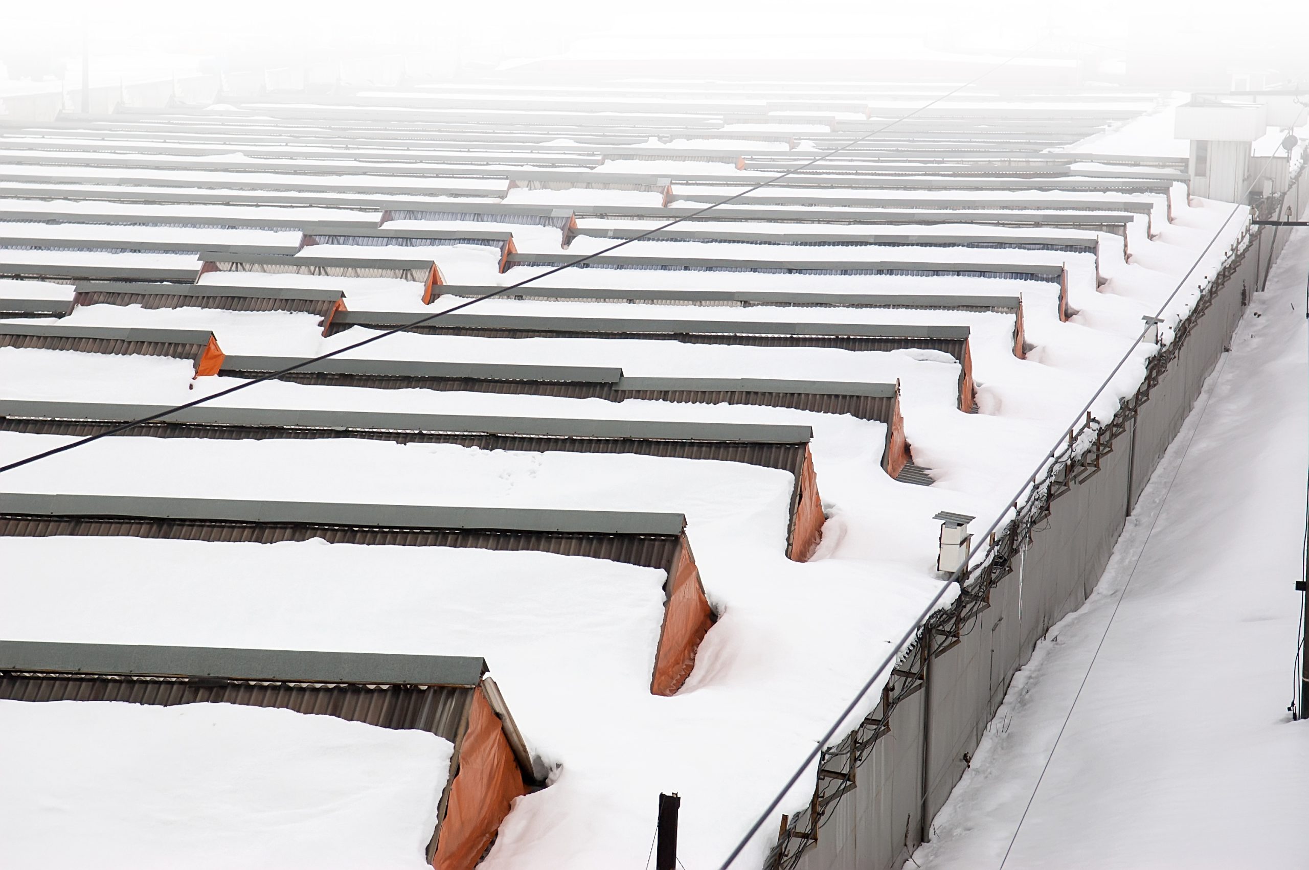 Logistyka-usuwania-nadmiaru-sniegu-na-dachach-hal-wielkopowierzchniowych-iStock