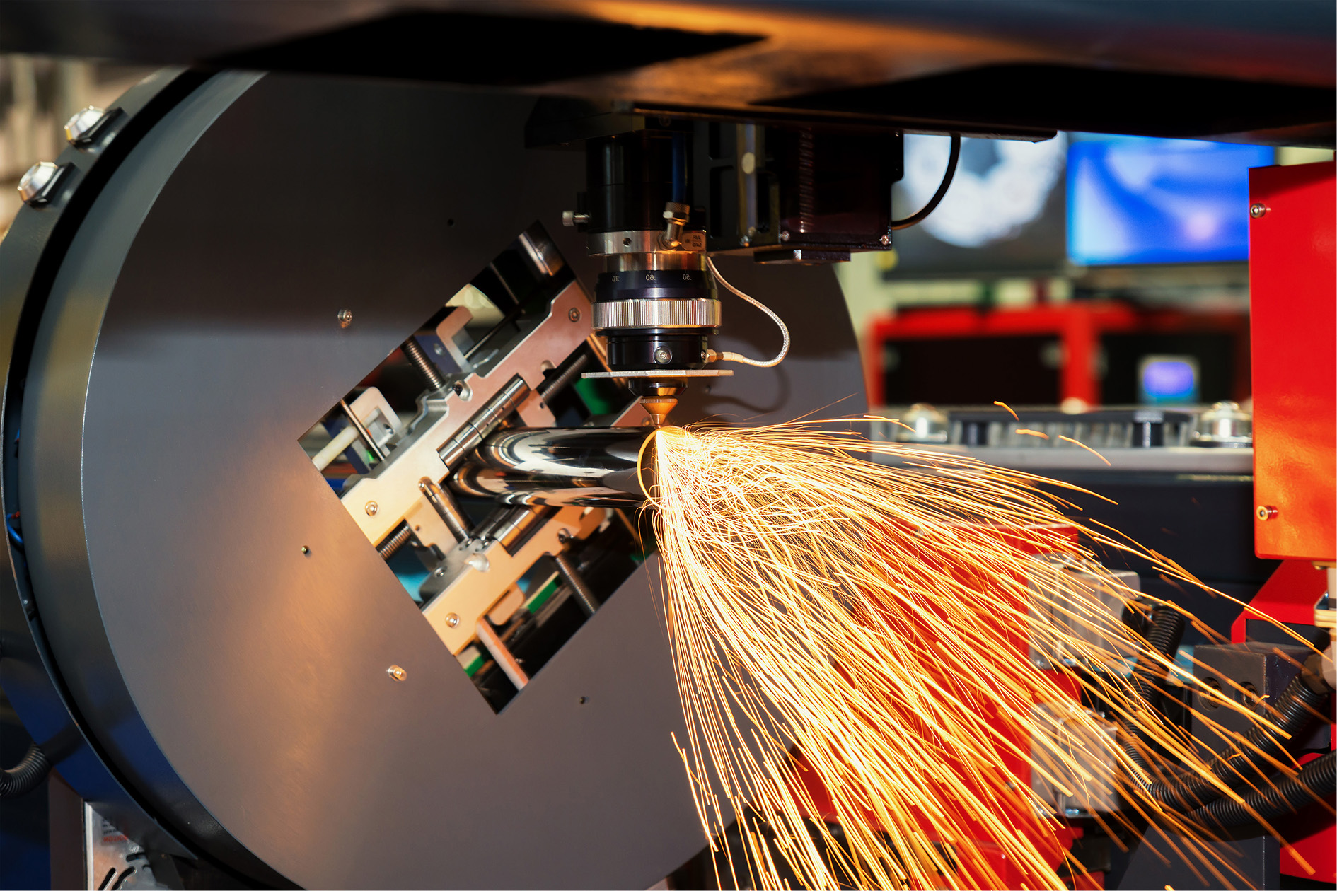 KIERUNKI_ROZWOJU_WYCINAREK_LASEROWYCH_Z_REZONATOREM_SWIATLOWODOWYM_iStock-638309564