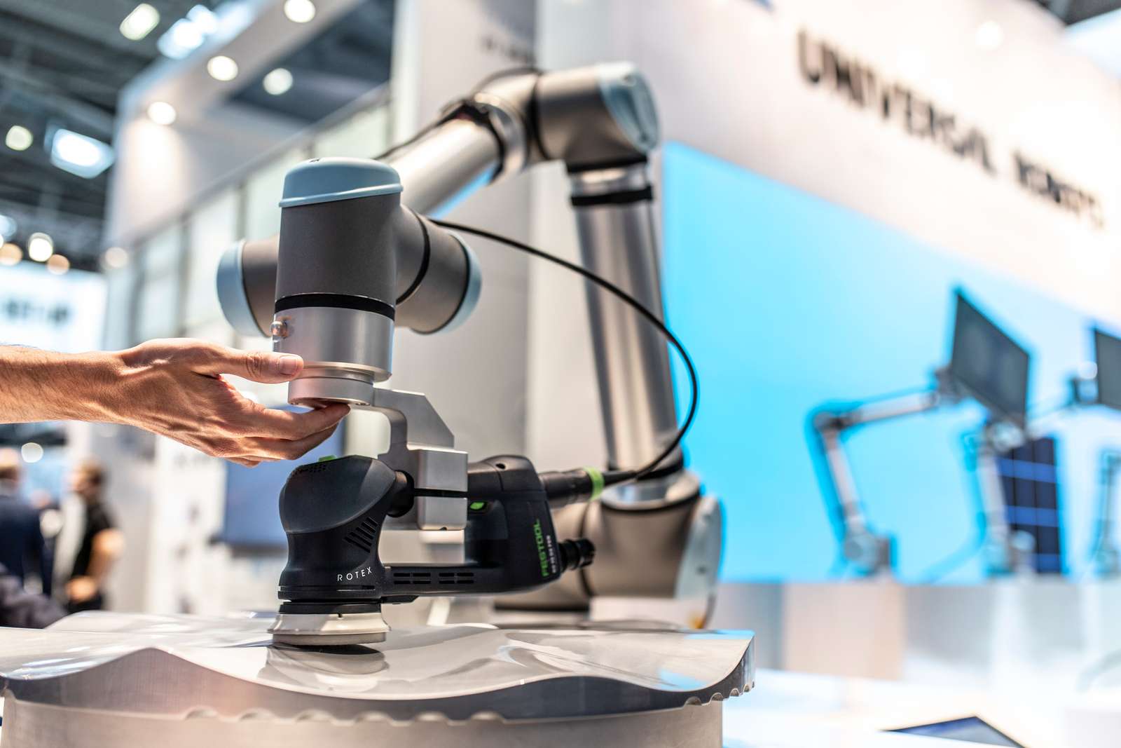 Roboty-i-pieniadze-formy-finansowania-robotyzacji-dlaProdukcji.pl-produkcja-przemysł-portal branżowy