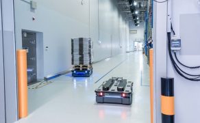 Autonomiczne-roboty-mobilne-MiR-intralogistyka-i-ochrona-zdrowia-Fot-1-dlaProdukcji.pl
