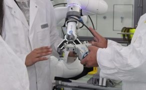 L'Oreal-automatyzuje-centrum-badan-poprzez-aplikacje-wspolpracujace-OnRobot-Fot-2-dlaProdukcji.pl