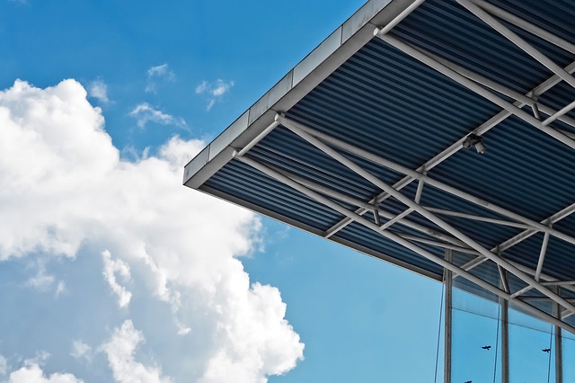 Wytrzymalosc-konstrukcji-przekrycia-hali-w-trakcie-montazu-Pixabay-dlaProdukcji.pl