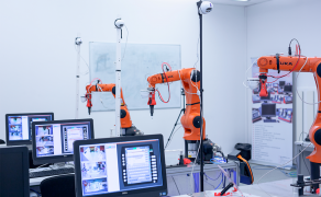 Szkolenia-online-na-rzeczywistych-robotach-przemyslowych-fot-1-dlaProdukcji.pl