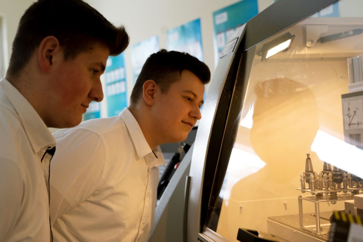 Ksztalcenie-zawodowe-z-zakresu-CNC-i-robotyki-w-Zespole-Szkol-w-Lukowie-Fot-1-dlaProdukcji.pl