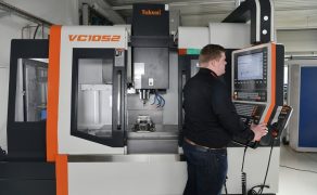 Bramowe-3-osiowe-centra-obrobkowe-Równowaga-dynamiki-i-precyzji-fot-1-dlaProdukcji.pl