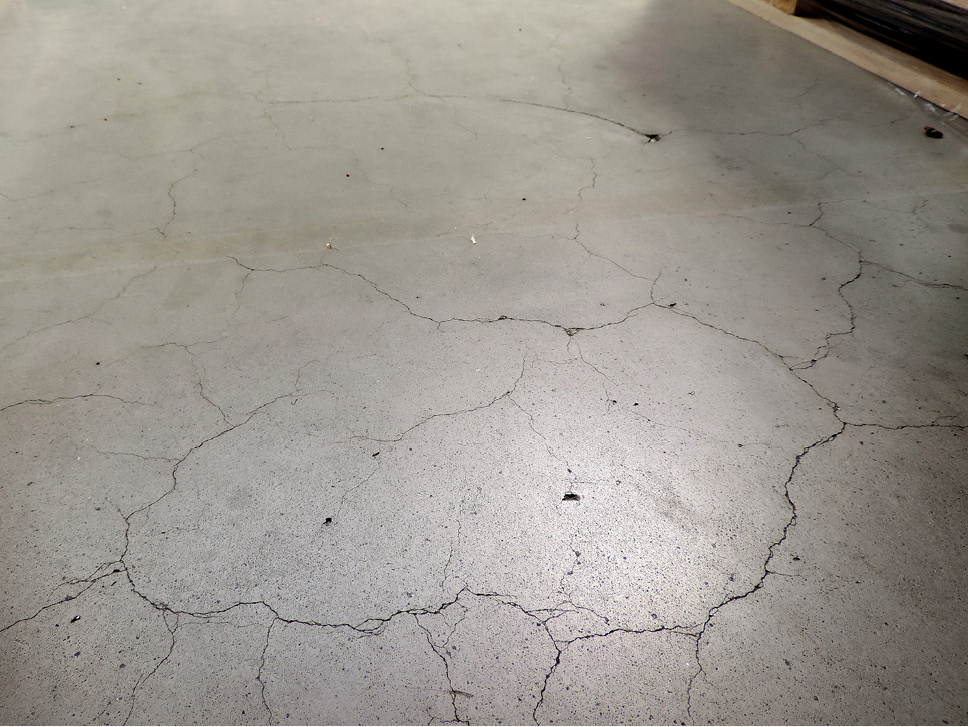 Uszkodzenia-betonowej-posadzki-bezspoinowej-studium-przypadku-Fot-2-dlaProdukcji.pl