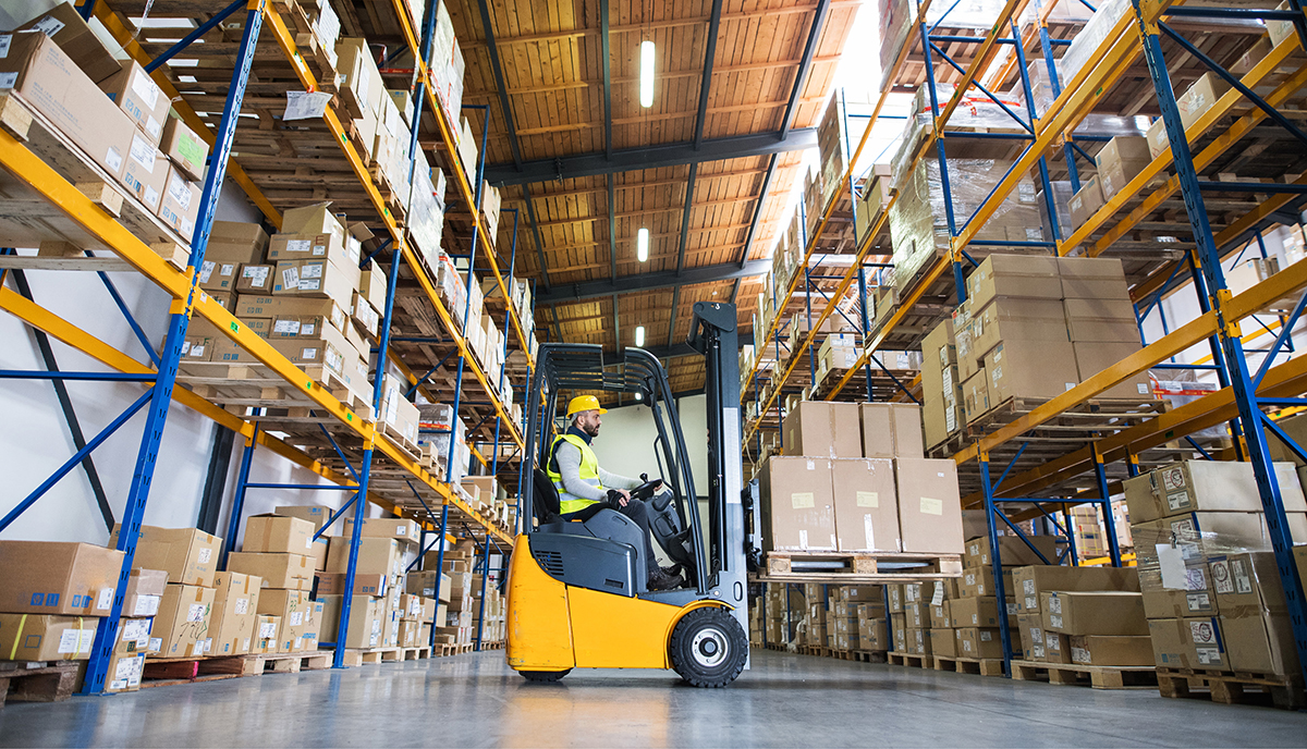 Przeglad-zastosowan-wozkow-widlowych-w-logistyce-Fot-1-dlaProdukcji.pl