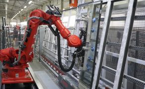 Pierwszy-w-Polsce-robot-do-montazu-szyb-zespolonych-w-fabryce-PAGEN-fot-1-dlaProdukcji.pl
