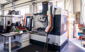 Centrum-obrobkowe-VC-1052-firmy-Takumi-zostalo-zaprojektowane-specjalnie-do-produkcji-nareędzi-i-form-dlaProdukcji.pl