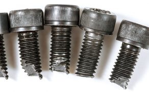 Urwana-sruba-jak-wykrecic-gwint-z-urwanej-sruby-iStock