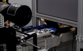 Szybkosc-wydajnosc-precyzja- maszyny-do-produkcji-tablic-rejestracyjnych-fot-3-dlaProdukcji.pl