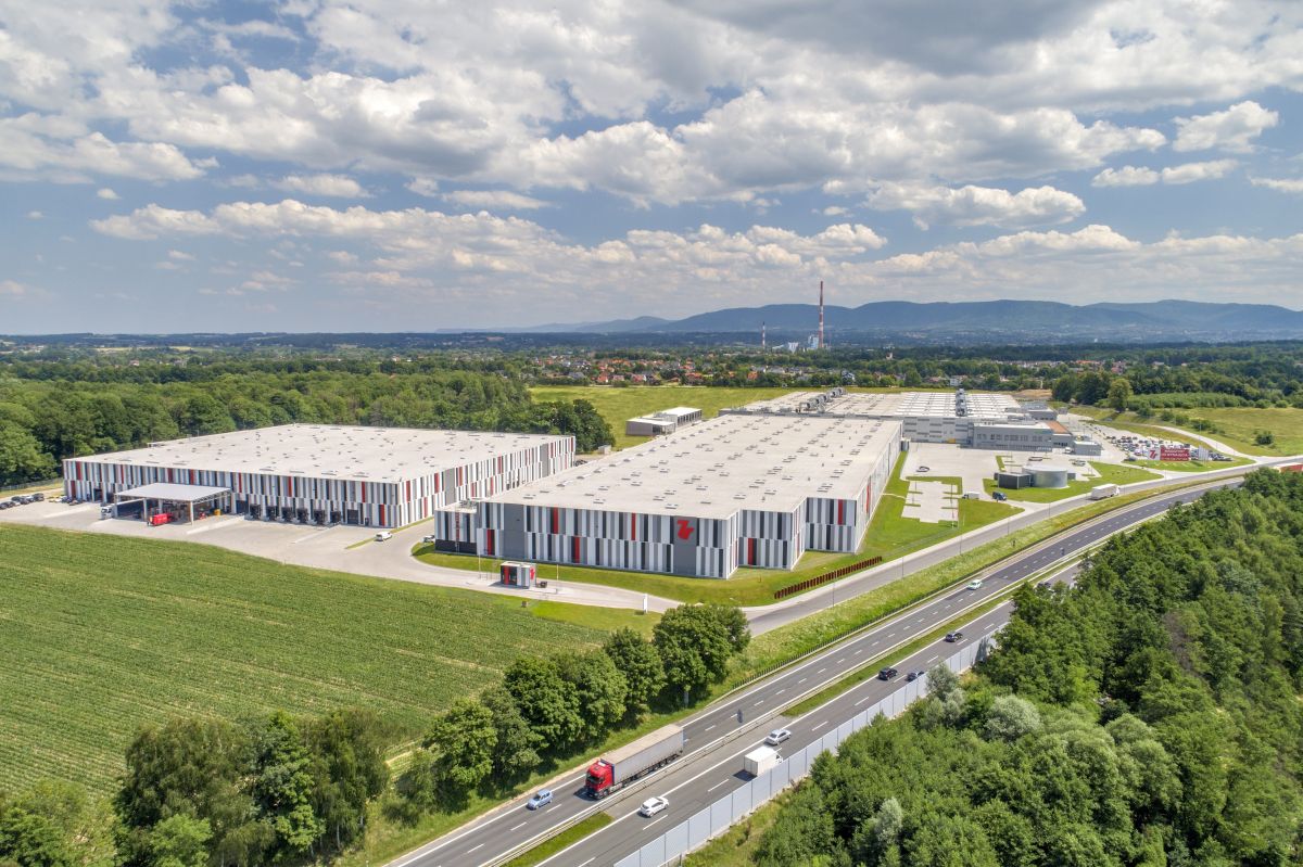 7R-sprzedal-kompleks-pieciu-budynkow logistycznych