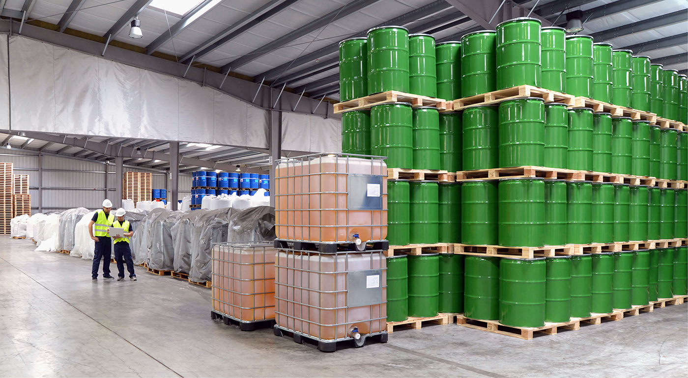 Systemy-gasnicze-magazyn-do-skladowania-substancji-niebezpiecznych-iStock