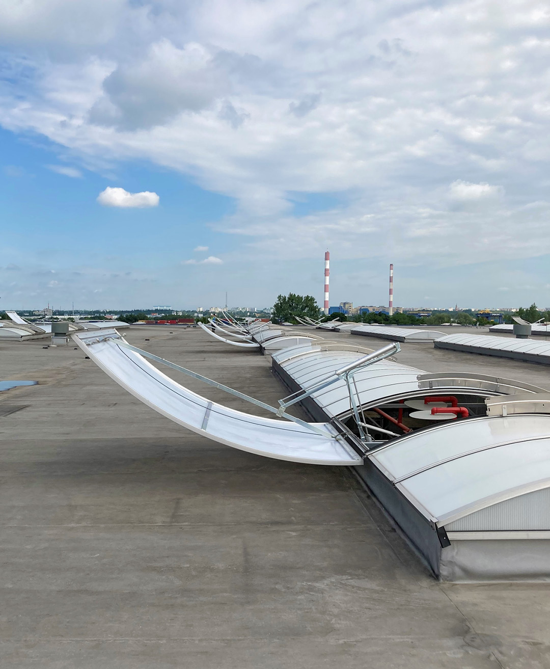 naturalna-wentylacja-pozarowa-w-nowoczesnej-hali