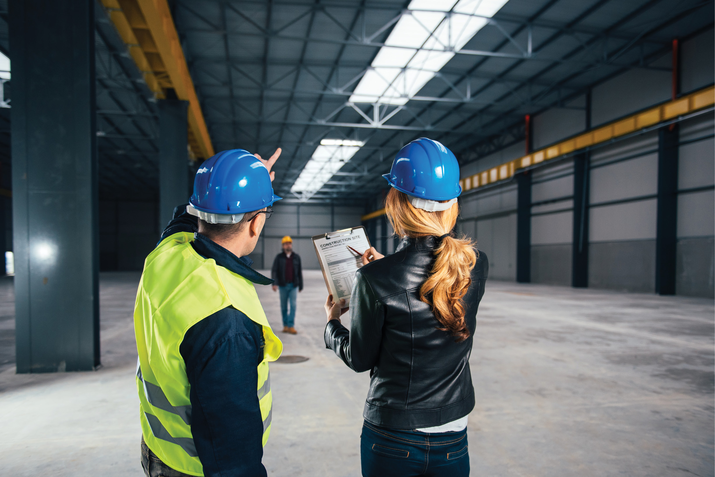 oddzialywanie-wiatru-na-konstrukcje-dachu-hali