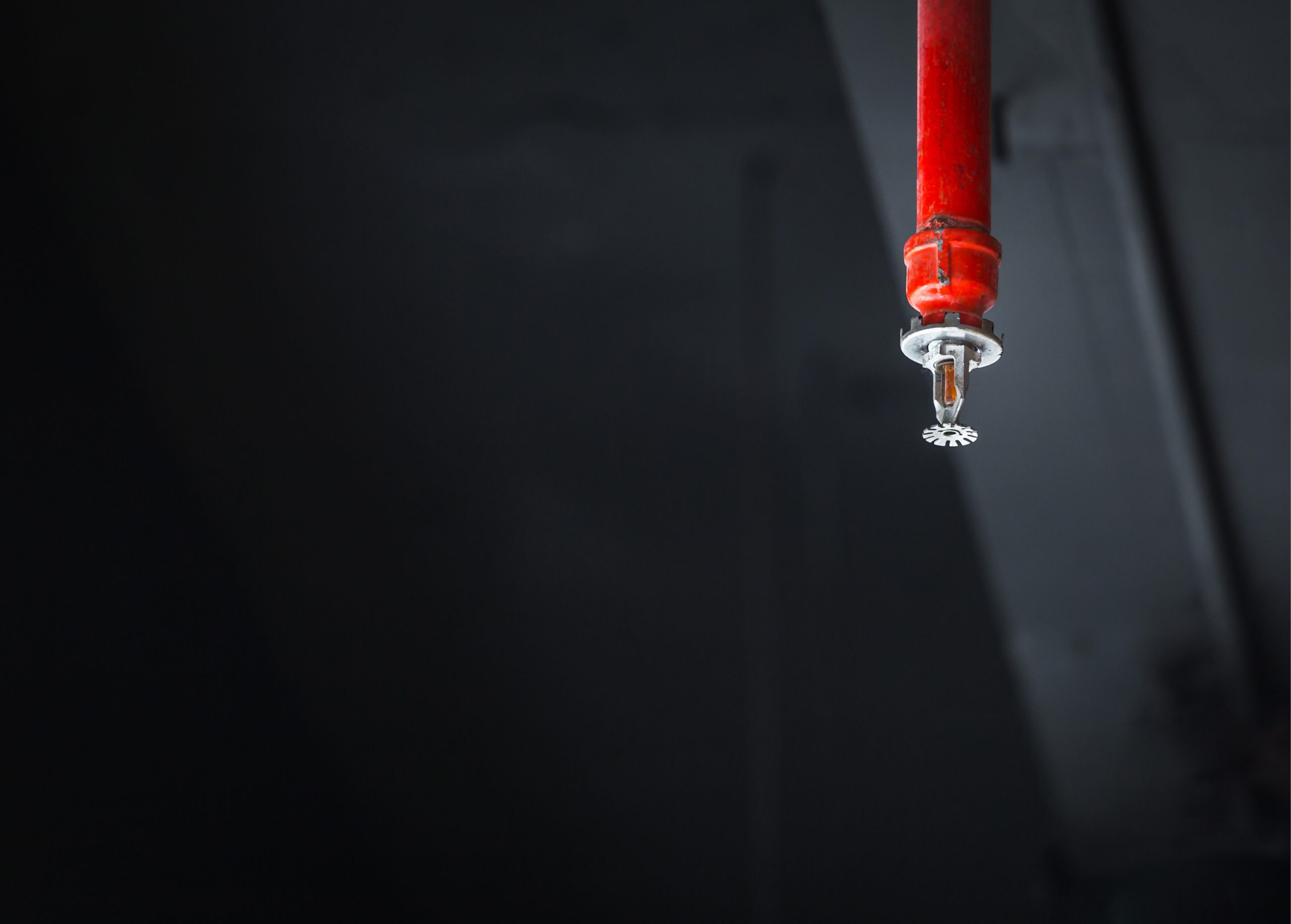 instalacja-tryskaczowa-i-system-oddymiania-wspoldzialanie-w-halach-fot-1