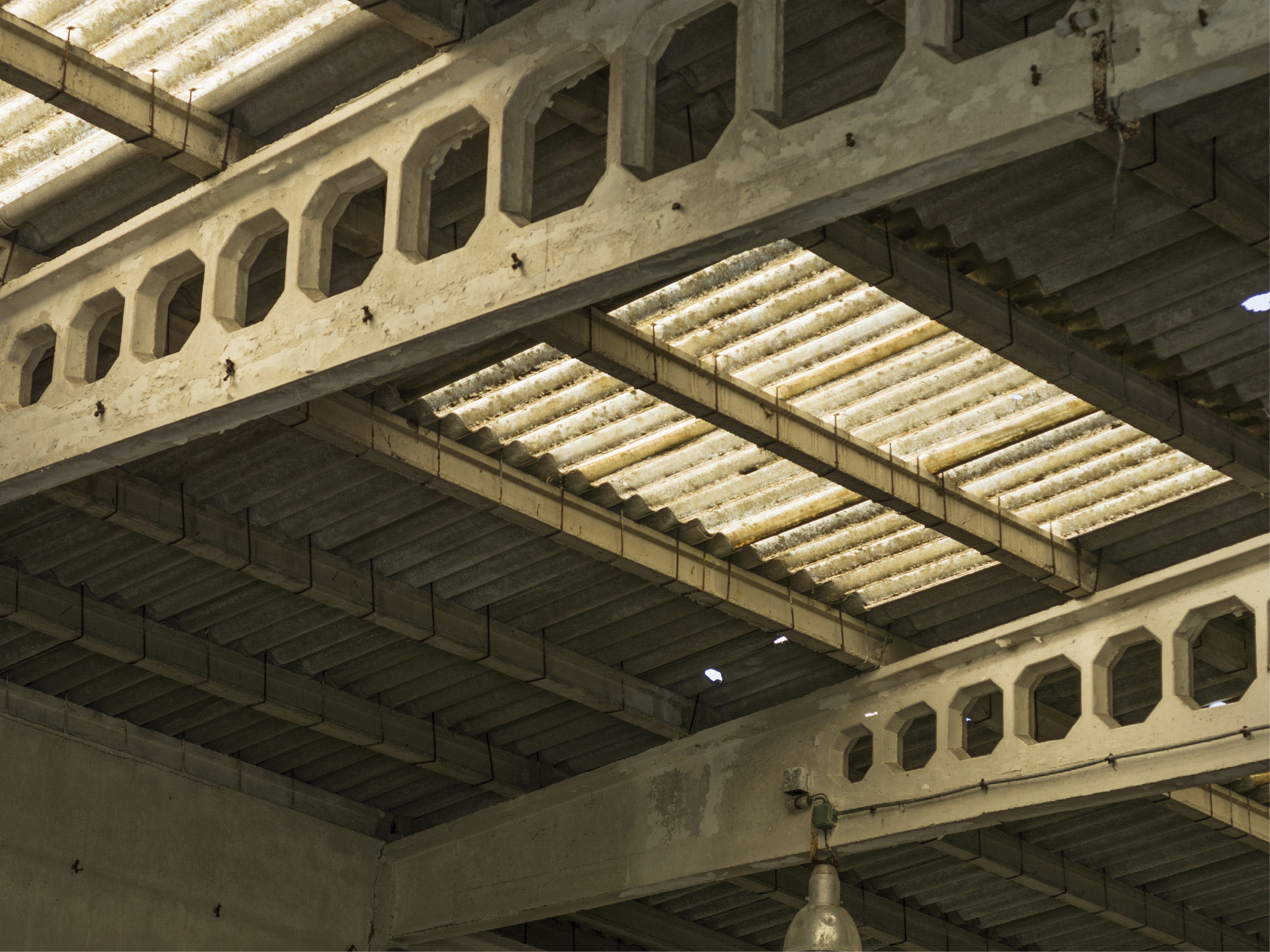 zelbetowe-belki-z-otworami-technologicznymi-fot-istock