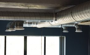przeplyw-powietrza-a-rozne-systemy-wentylacji-w-halach