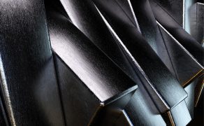 STAL_5-6_23_Adam_Barylski_SZLIFOWANIE_NA_DOCIERARKACH_TARCZOWYCH_iStock-1452358233