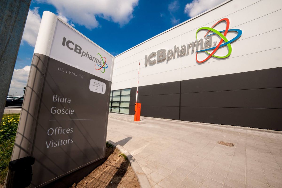 logo-na-elewacji-zmora-kierownika-budowy-i-gw-fot-3