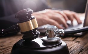 STAL_3-4_24_Nina_Wieckiewicz_JAK_UNIKNAC_KAR_UMOWNYCH_iStock-949199604