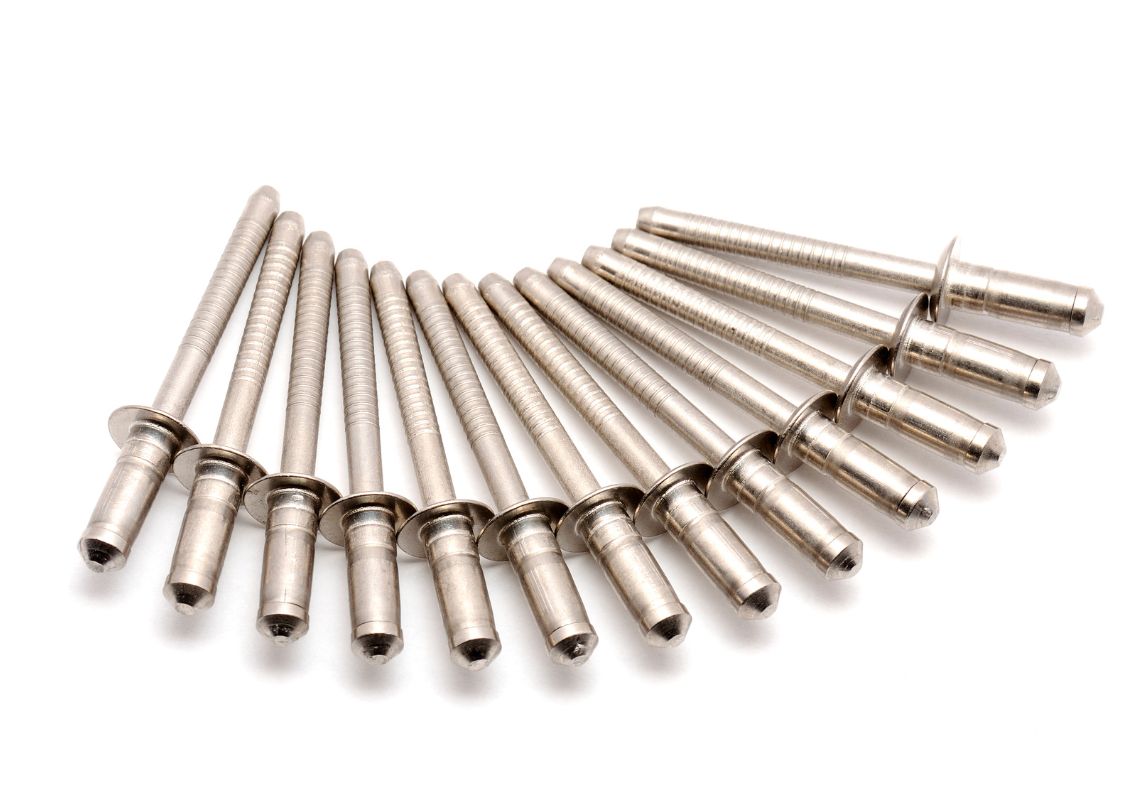 nity-plastikowe-i-nity-metalowe-ktore-wybrac-i-dlaczego