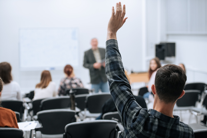 Prawie co piąty student kierunków inżynierskich w Polsce uważa programy edukacyjne za zbyt archaiczne, wskazując na szereg problemów - wynika z przeprowadzonych badań.