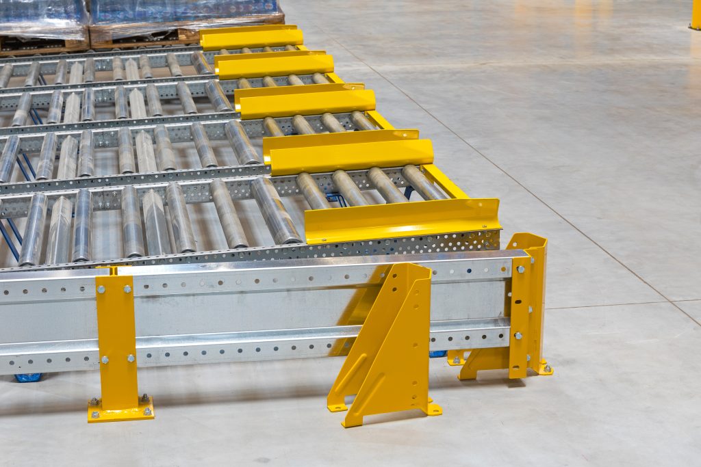 Regały magazynowe przepływowe i zasada FIFO – jak przyspieszyć obieg towarów o wysokiej rotacji?